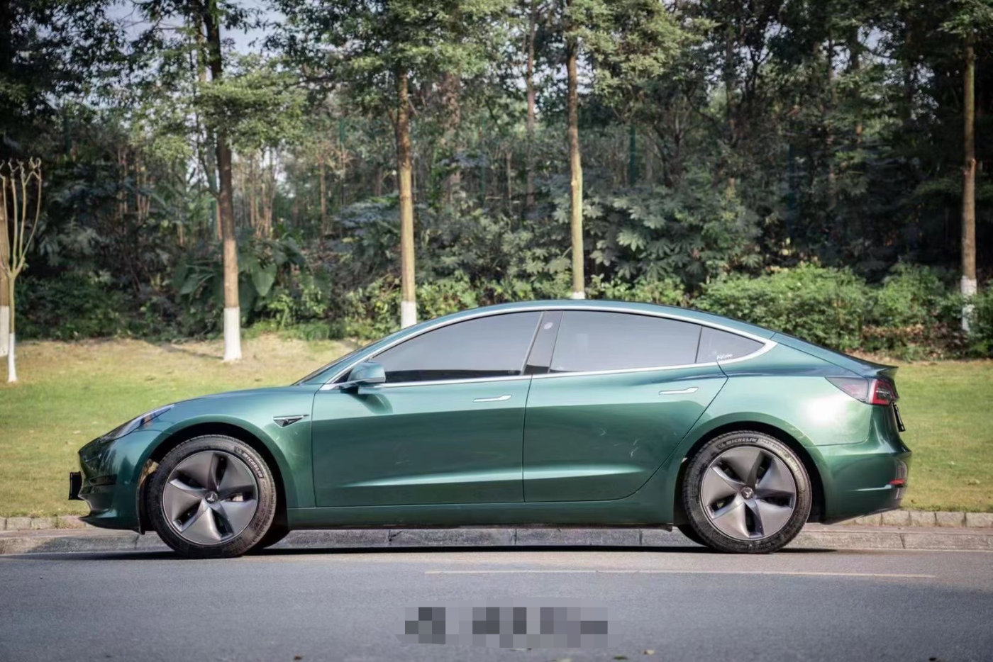 特斯拉model 3改色翡翠绿 这款电动车这得很香