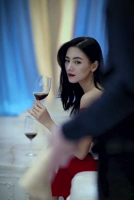 这位美女太会长了一张脸完美结合了香港巅峰时期大美人们的优点