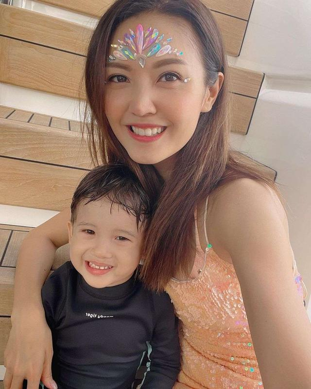 前港姐陈庭欣为闺蜜庆生坐游艇出海秀长腿