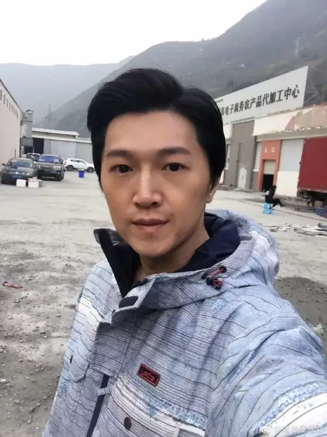 王颢森是圈内人,比她小15岁 可并不出名,在圈内几乎查无此人.