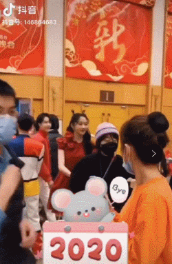 拍视频最高有8888元锦鲤红包拿,看电影还能邀好友每日解锁电影福利!