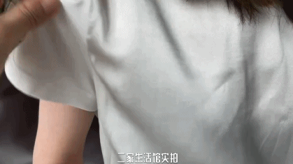 经典圆领,领口也不小.