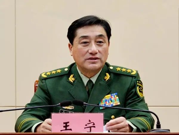 公开资料显示,他历任上海警备区参谋长,江西省军区司令员,第31集团军