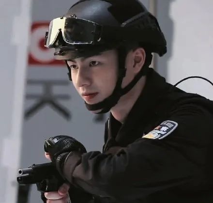 "新疆最帅消防员"爆红,撞脸彭于晏,八块腹肌小狼狗:哥哥,我的心里着火