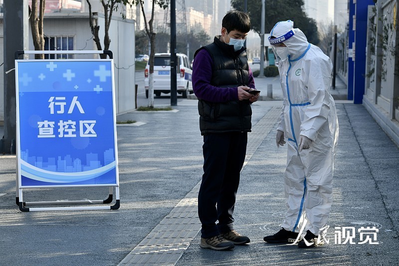 2021年12月22日,西安,国家民用航天产业基地华美十字,工作人员进行48