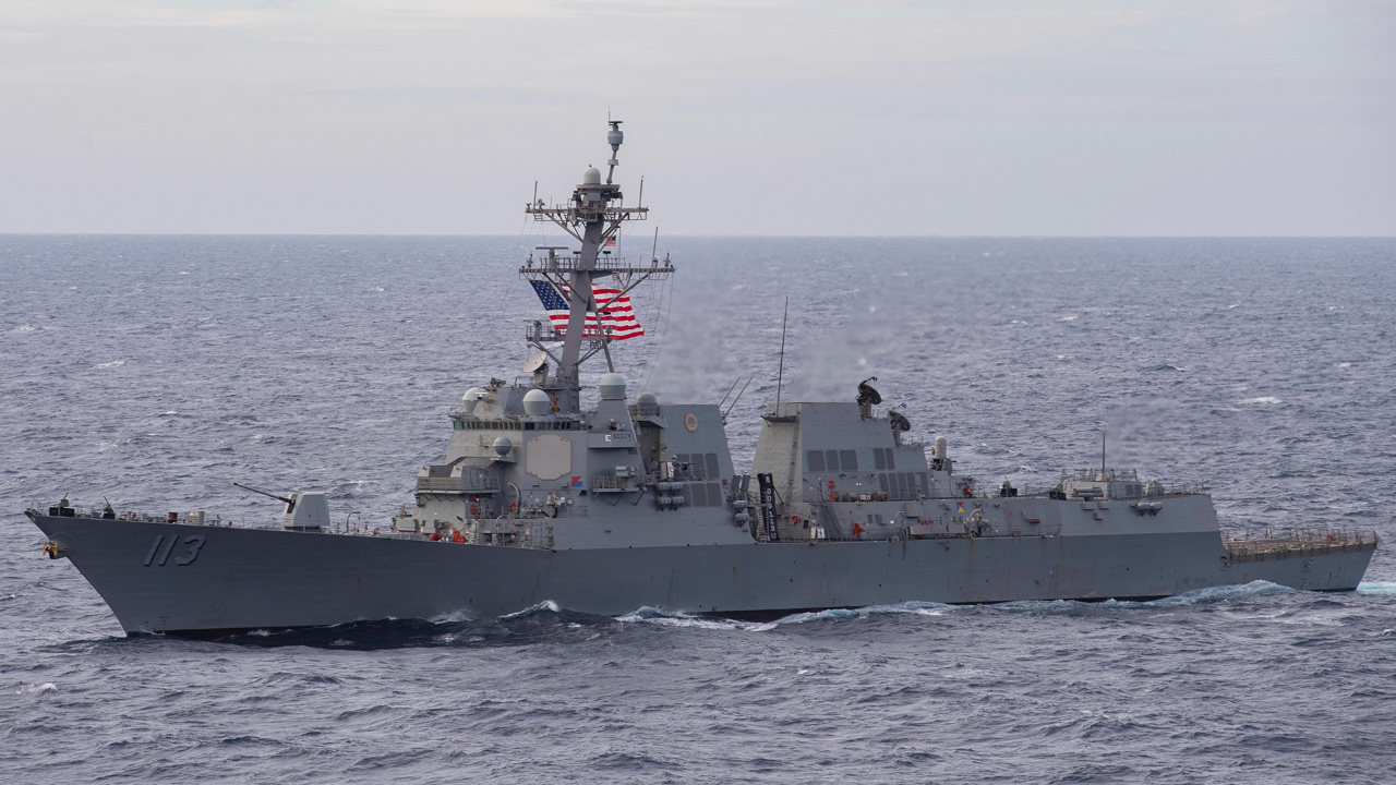 美军舰穿航台湾海峡 同日解放军与美军机同现台西南空域