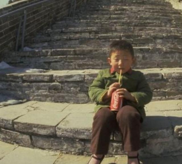 可是谁也没有想到,1979年一个小男孩在长城上喝可口可乐的照片竟然