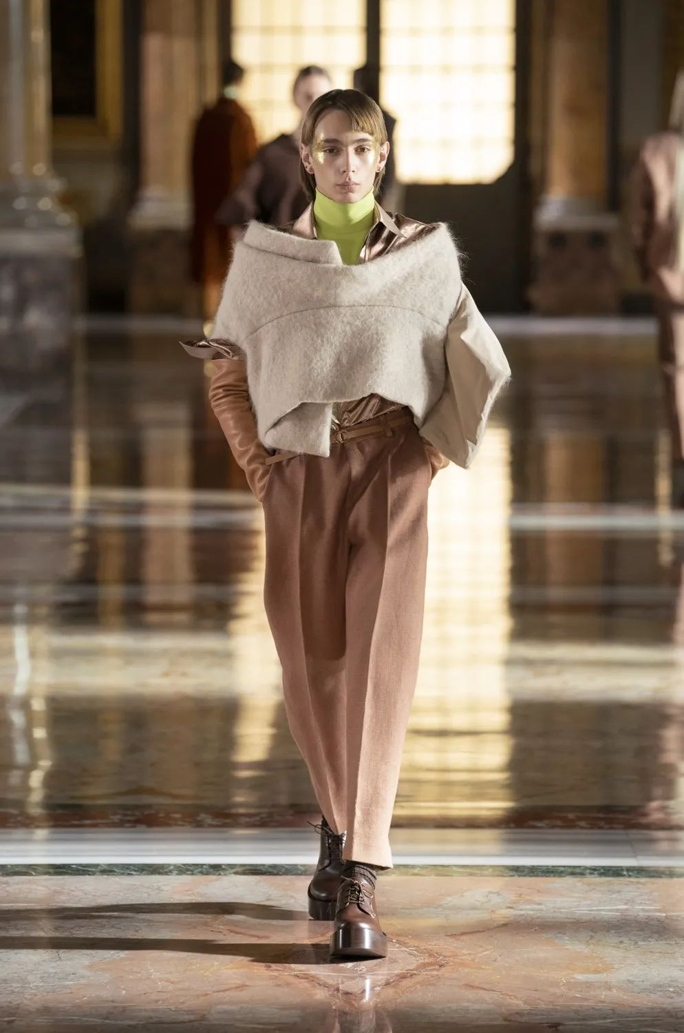 时尚></p></a>女人天下>正文> 细节部分最大看点莫过于带有金属感光泽的超高高