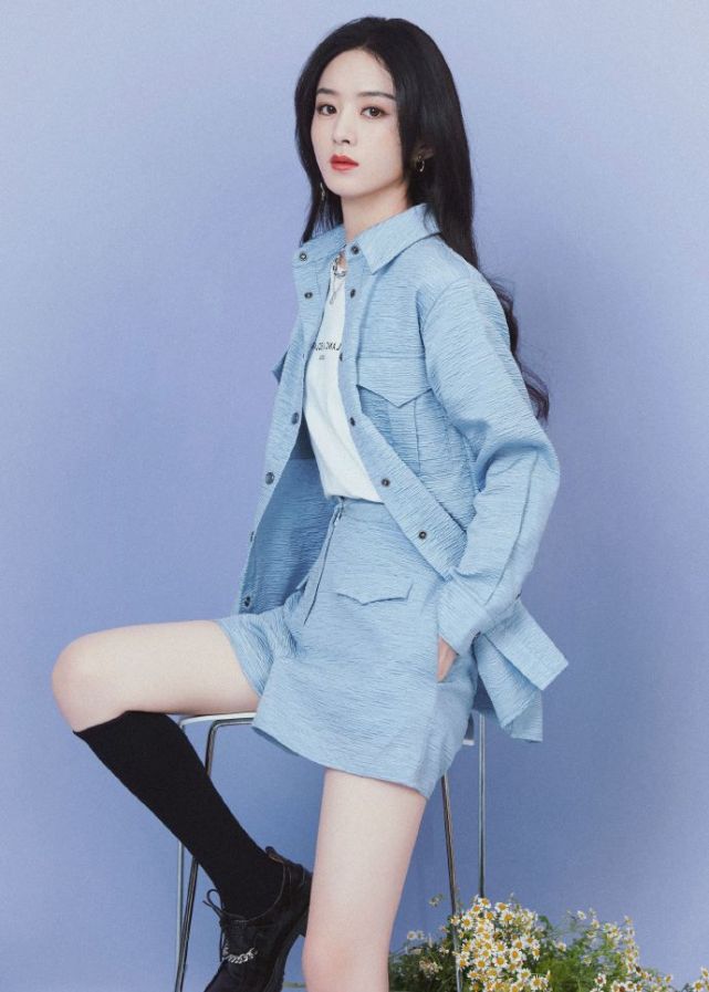 赵丽颖在镜头前肆意释放魅力,她一会儿坐在沙发上凹出霸气十足的造型