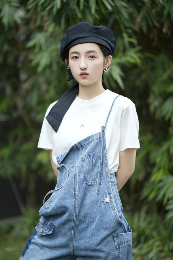 张子枫将老年花衬衣穿出新潮感年轻女孩学着这样穿时髦又前卫