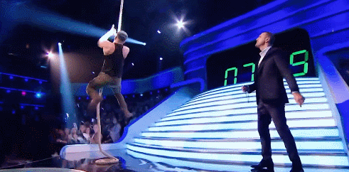 场上直接炸了, 观众的欢呼声好像要冲破屋顶…… 现场迷妹们 早已