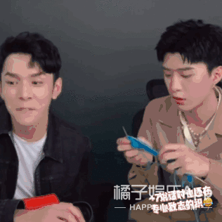 毛衣, 去李佳琦直播间一边聊天一边手指上下翻飞, 李佳琦reaction如下