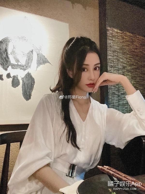 她是非诚勿扰最受欢迎的女神如今连酒杯都是王室同款