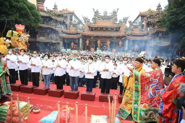 台湾举办祈雨法会台中市长卢秀燕率官员跪拜两个多小时