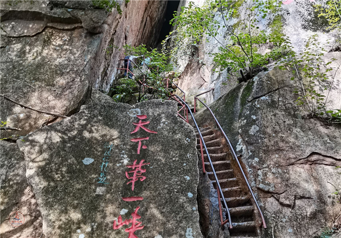 丹东天华山之旅,山顶是天然大石台,一年四季美如画