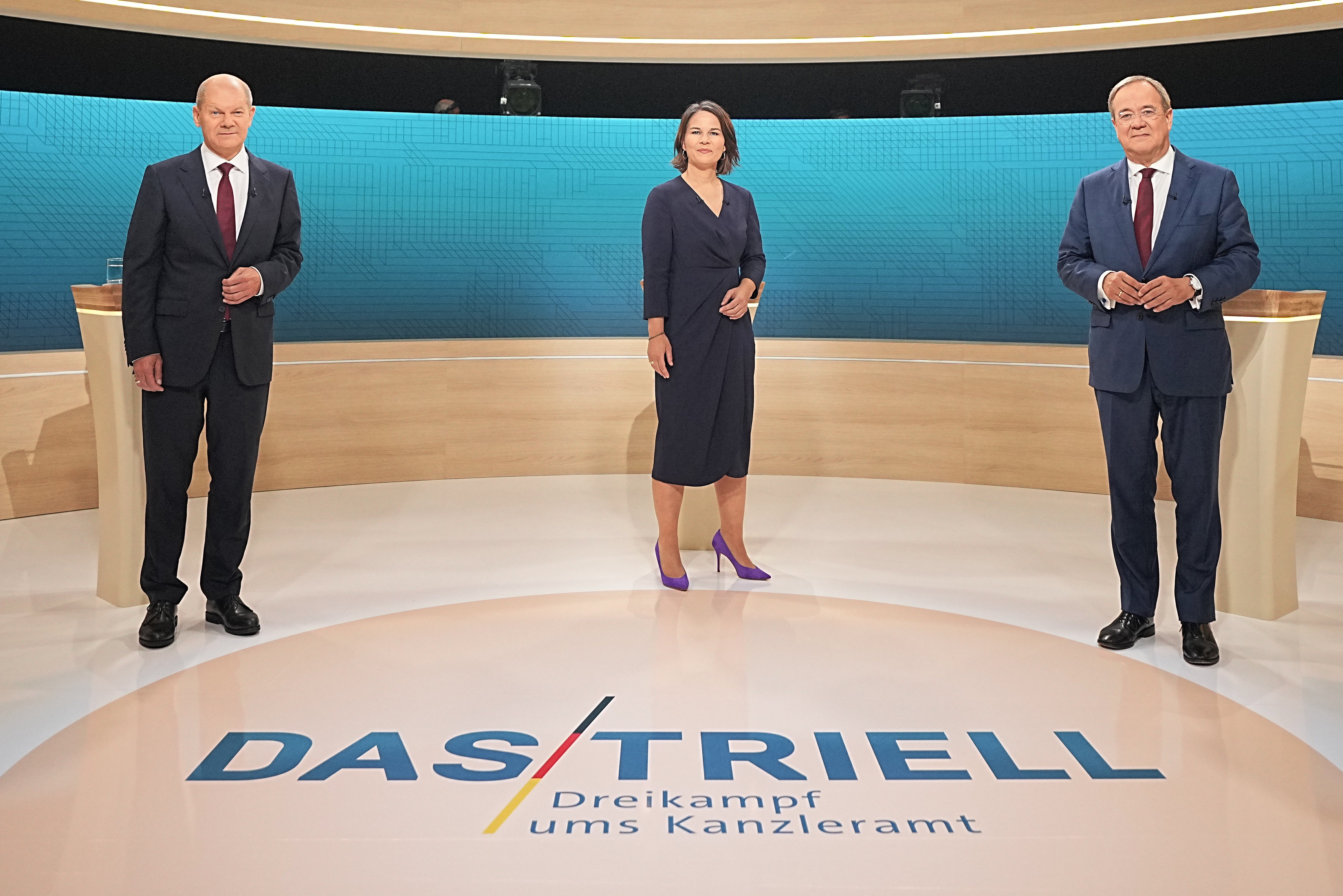 候选人电视辩论在首都柏林举行,肖尔茨(左),贝尔伯克(中)和拉舍特参加