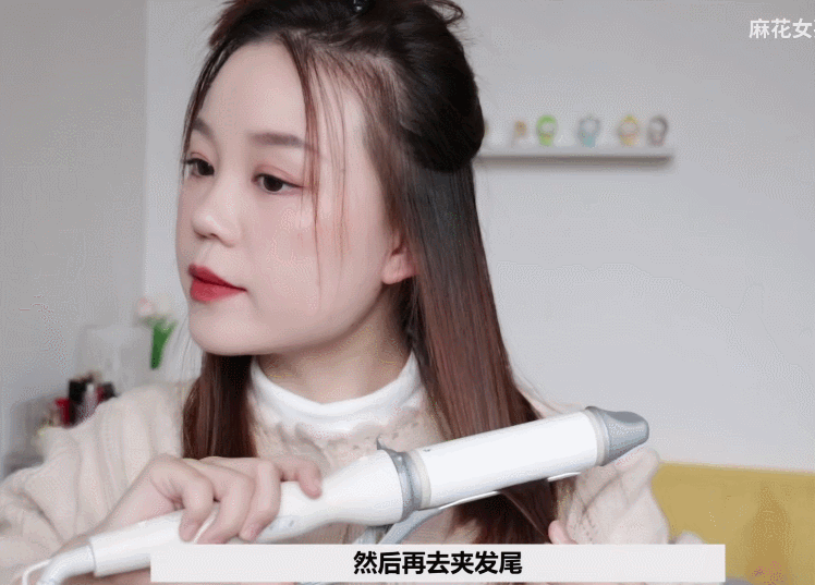 准备工具:34mm的卷发棒加上八字刘海,可以很好的修饰高颧骨,遮大饼脸.