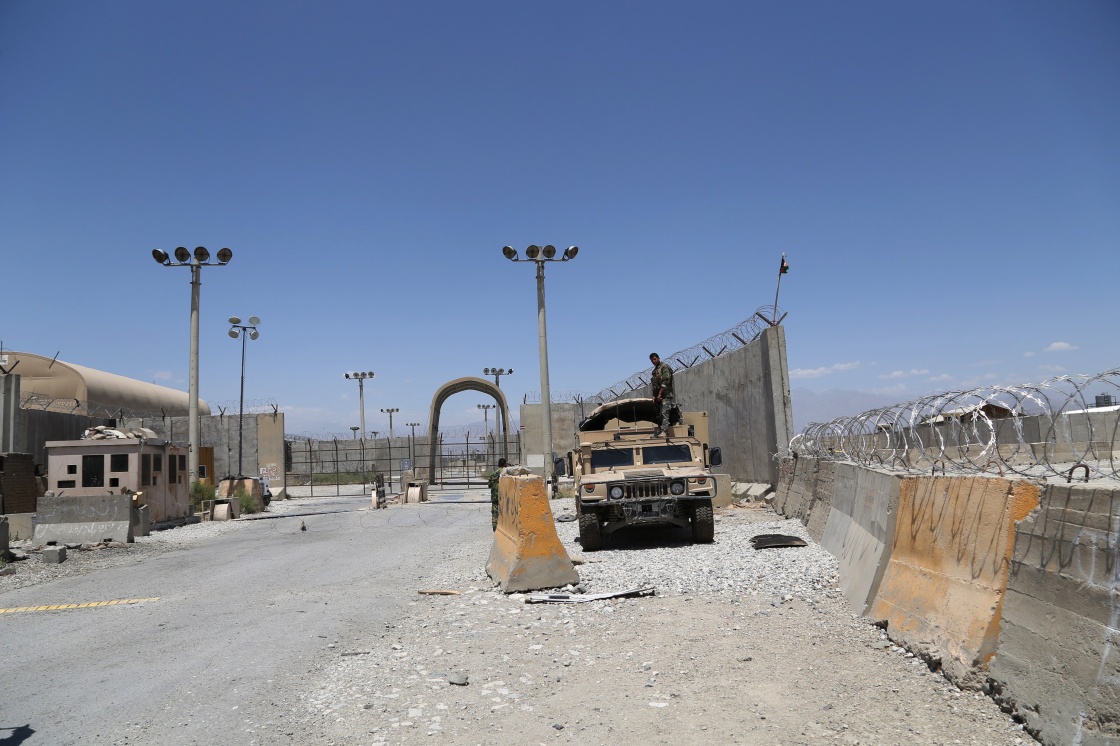 美军离开阿富汗仅几小时 数十名抢劫者就闯入军事基地