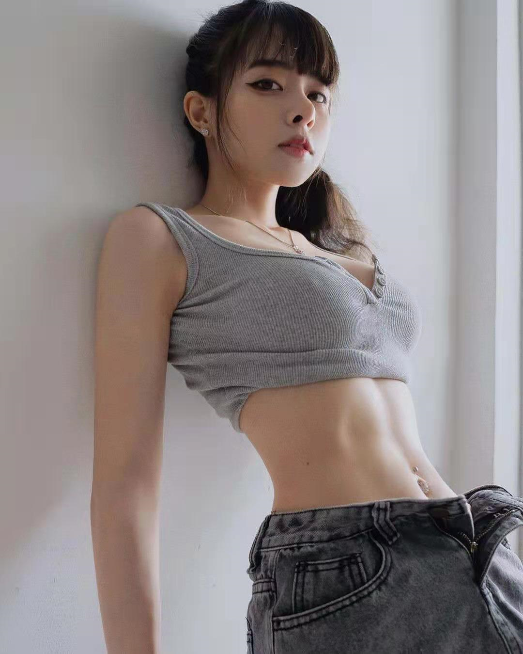 她腰肢虽纤细,却并不单薄. 马甲线,人鱼线,一样不少!