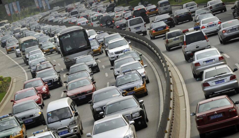 国庆高速日均流量预计4500万辆这些路段易拥堵