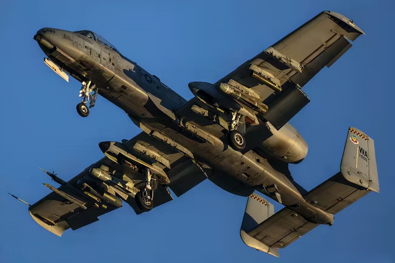 军事>自媒体>正文> ▲美国空军a-10攻击机的两侧翼下可装备多种性能不