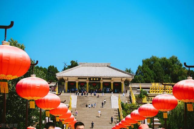 黄陵县的黄帝陵,每年在这里举行大型祭祀活动.