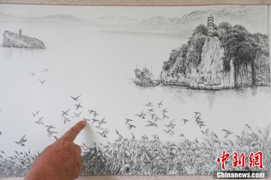 江西艺术家手绘12米长钢笔画《赣鄱山水图》 展现江西秀美山水