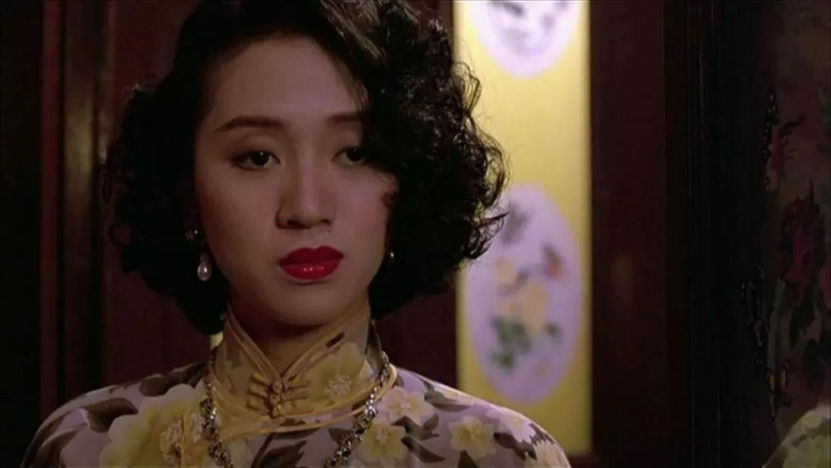从专辑纯情少女,到香港的流行女王,梅艳芳差了一位形象塑造师.