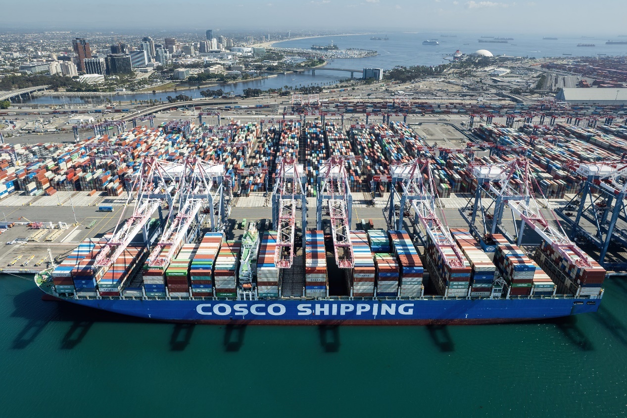 美国加州洛杉矶港,货物积压严重的洛杉矶港,一艘货船在卸货