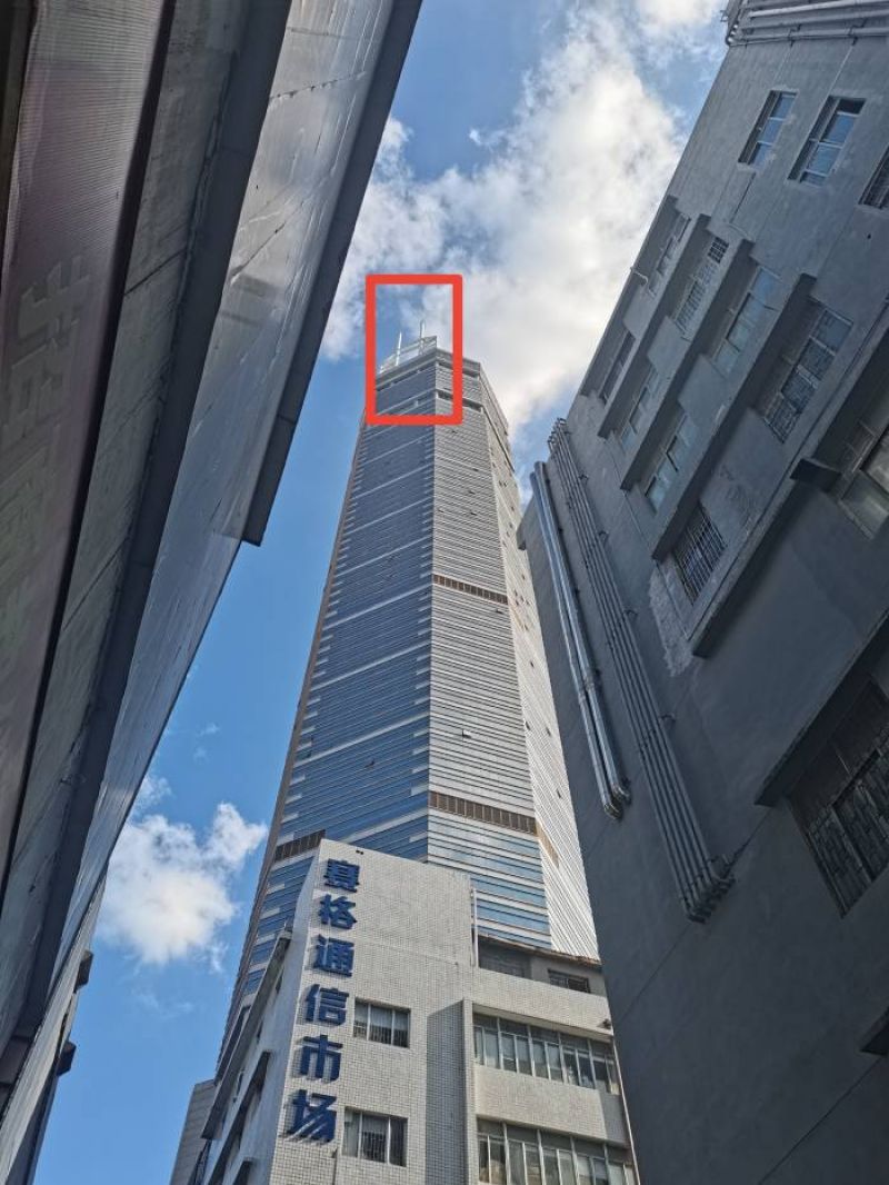 5月18日现场人士描述赛格广场大厦顶端摇晃的圆柱体.