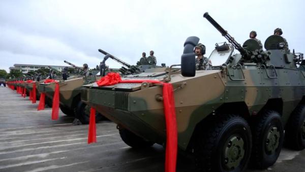 国产新型轮式步兵战车亮相陆军第75集团军某旅
