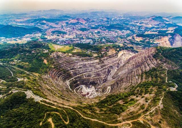 中惠旅黄石矿山公园内的"亚洲第一天坑"