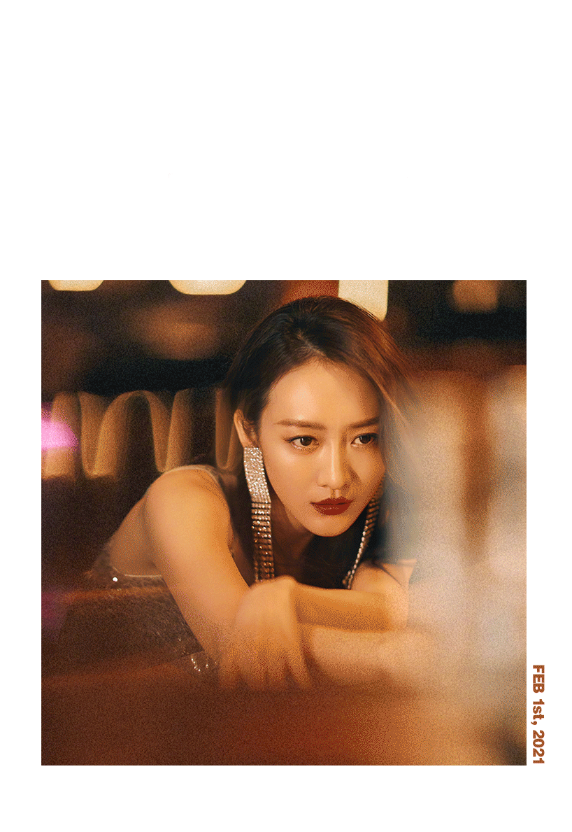 这一季,老佛爷大胆使用合成材料,前面提到的琉璃珠宝被频繁装饰在服装