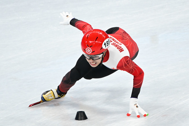 2月11日,中国香港选手朱定文在北京冬奥会短道速滑项目男子500米预赛