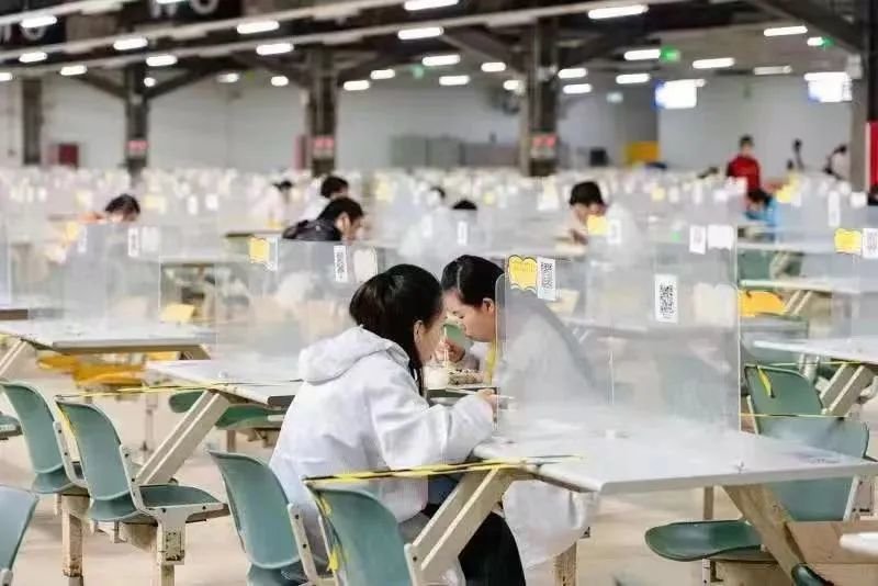 10月31日开始,富士康园区正在陆续恢复员工餐厅堂食。图片来源:郑州航空港区发布