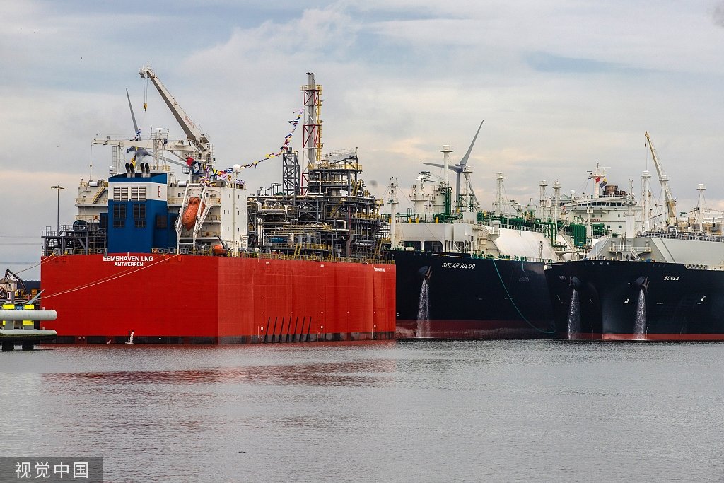 荷兰埃姆斯哈文港的液化天然气油轮。（视觉中国）