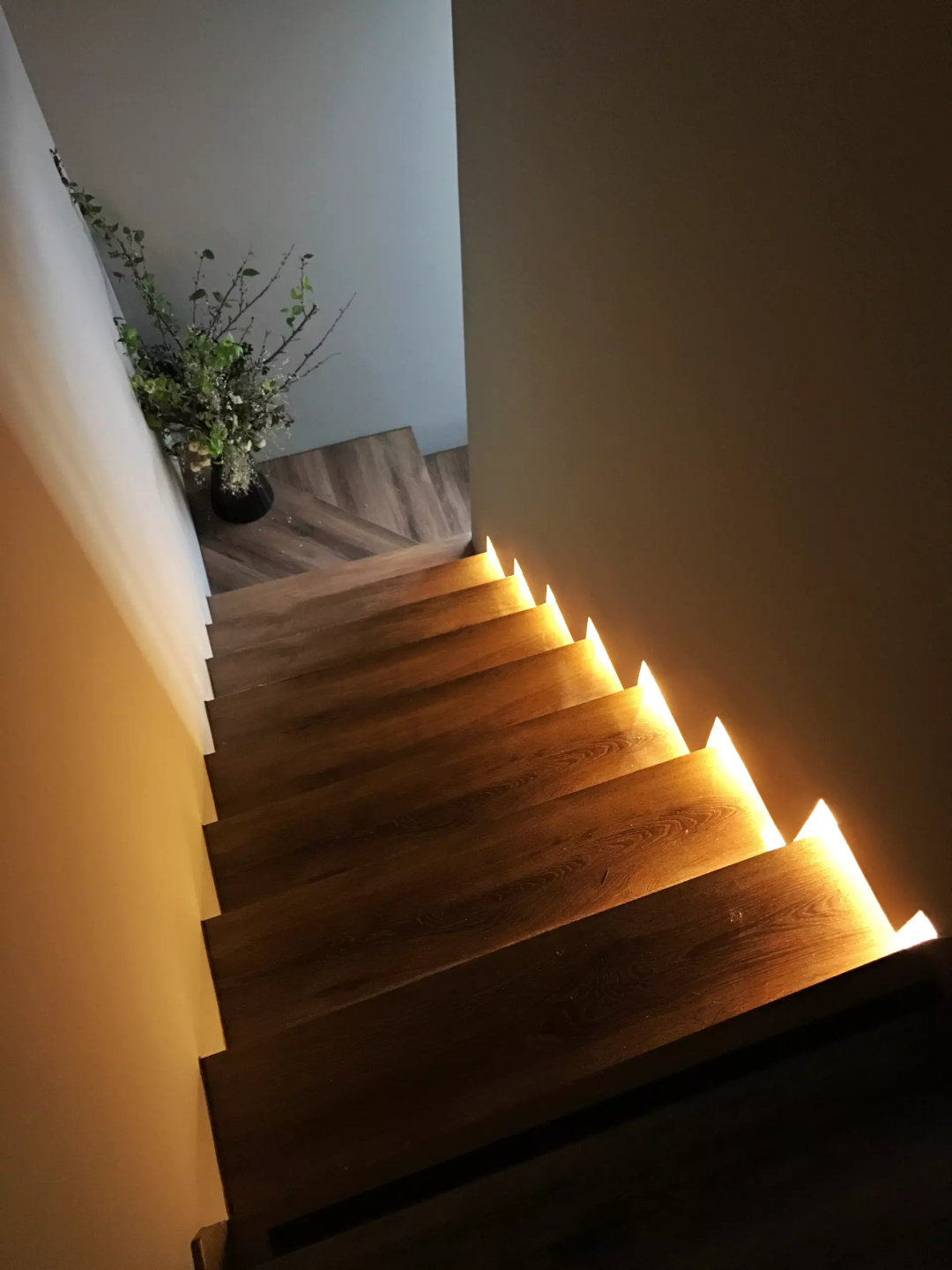 冯驌家里的台阶,用地面的灯光照明。图源:受访者供图