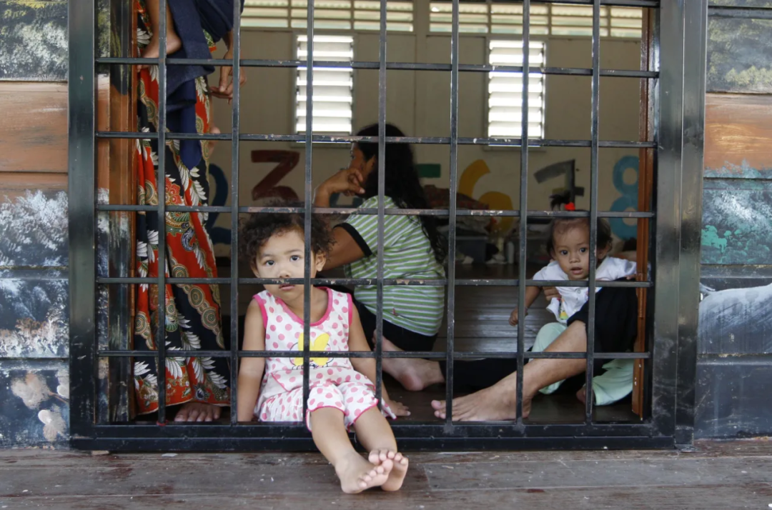 ◎ 2009年时马来西亚南部地区被拘留的儿童，他们没有身份，可能被贩卖。图片来源：美联社