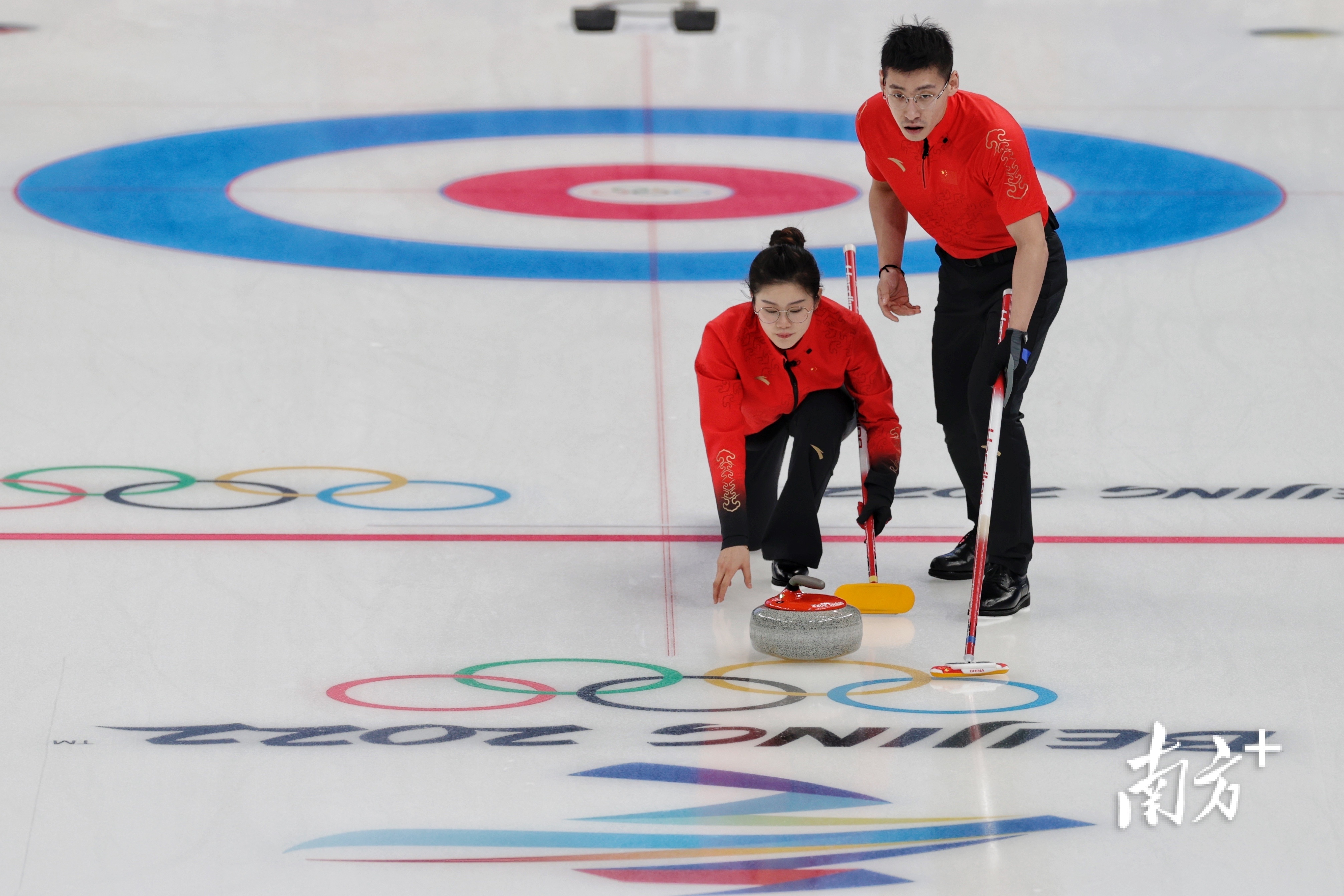 中国队北京冬奥会首战开门红!冰壶混双组合赢了前世界冠军__凤凰网