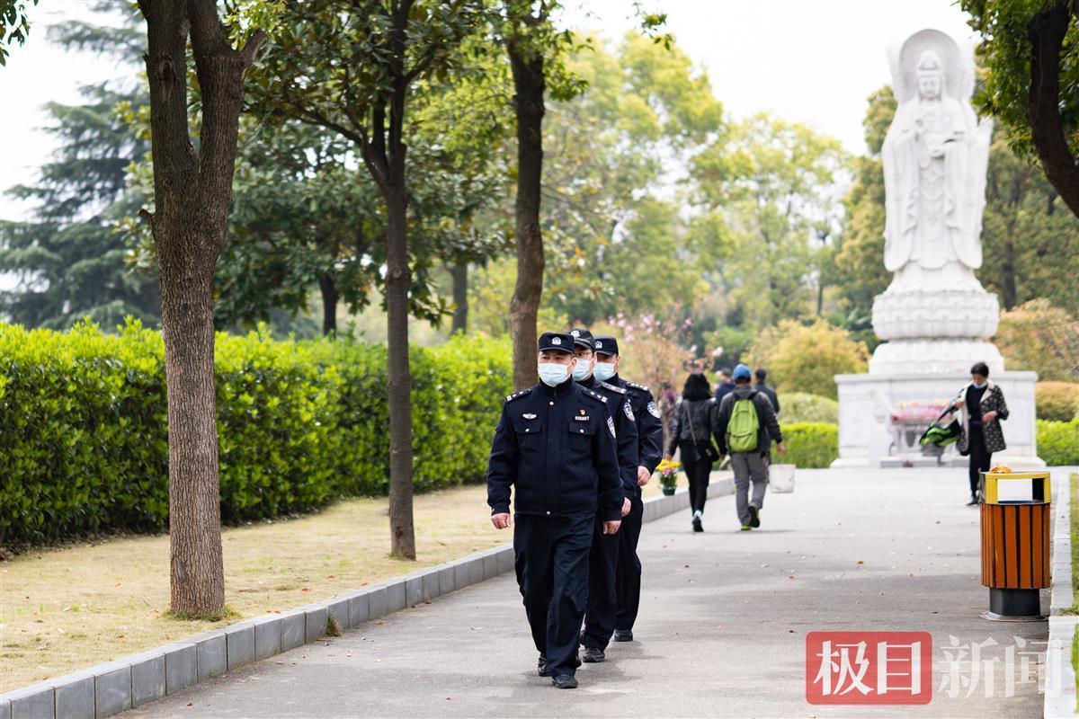 3月27日上午,记者来到位于白沙洲大道青菱地区的黄陵庙公墓,在通向