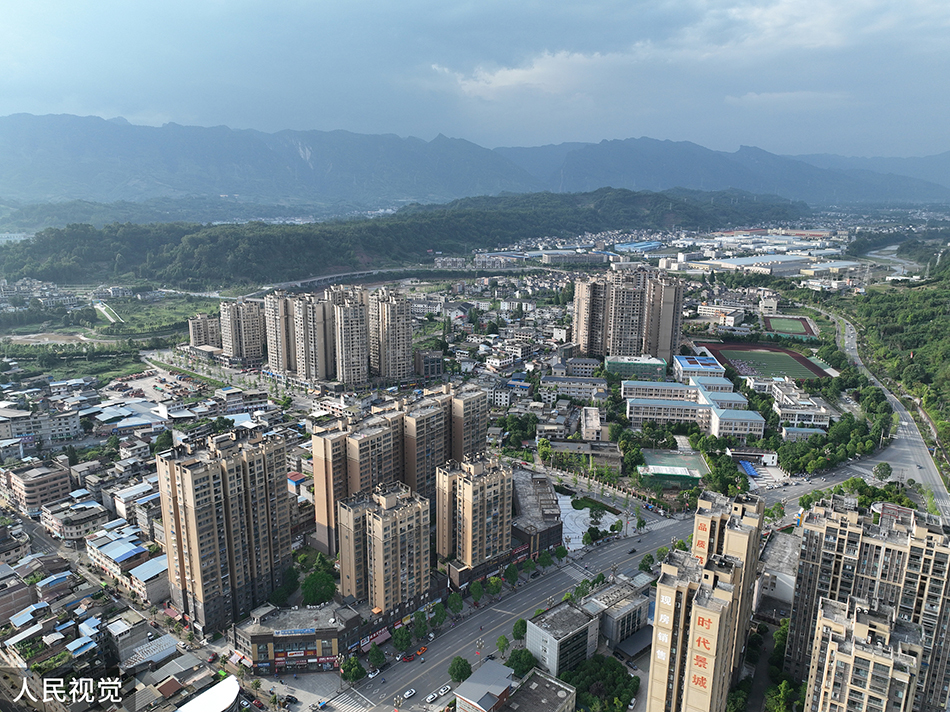 1级地震,航拍震后芦山县城. 张皓/人民视觉 图