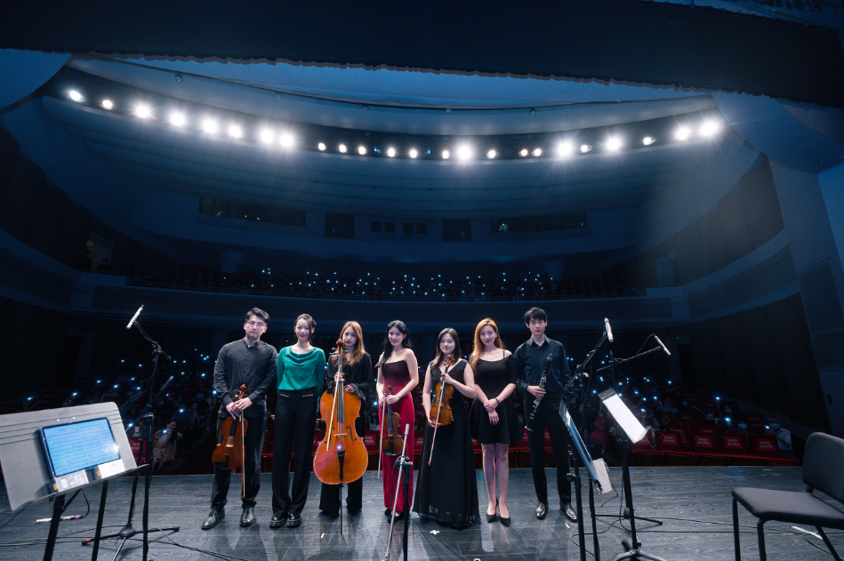 6岁小朋友在音乐会上大声点歌《孤勇者》 开心到模糊!