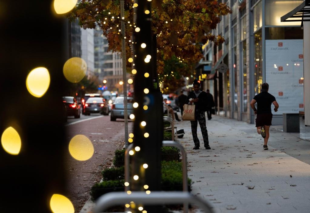 2022年11月4日，在美国首都华盛顿，行人走在一处商业街区。（新华社记者刘杰摄）