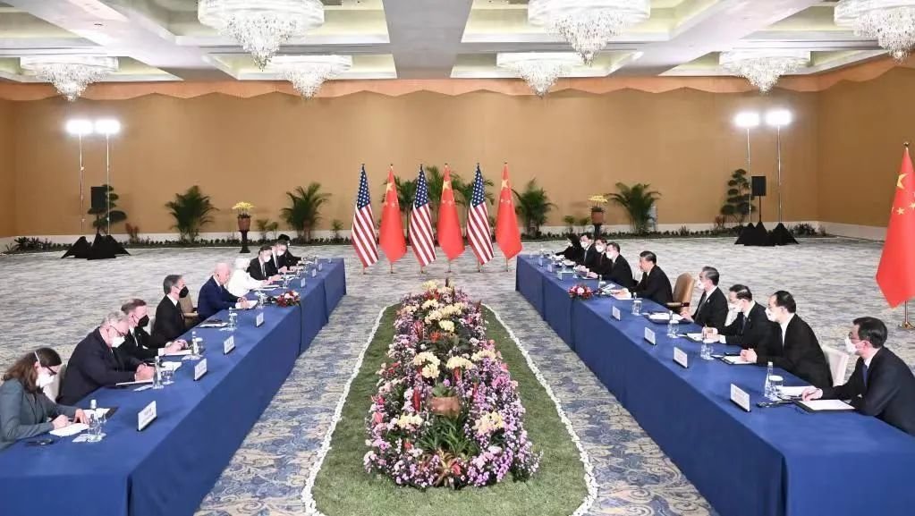 11月14日下午，国家主席习近平在印度尼西亚巴厘岛同美国总统拜登举行会晤。图/新华