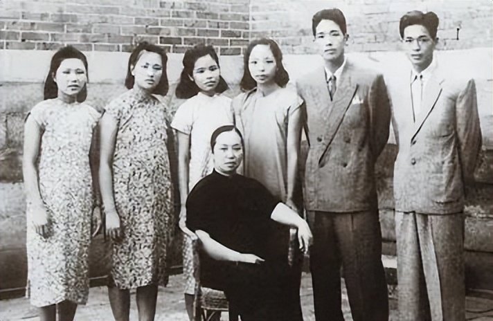 ● 1948年6月，林兰英（后排右三）与家人合影
