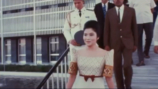 伊梅尔达在老家的圣婴学校读书,在学校里,伊梅尔达不得不面对她家令人