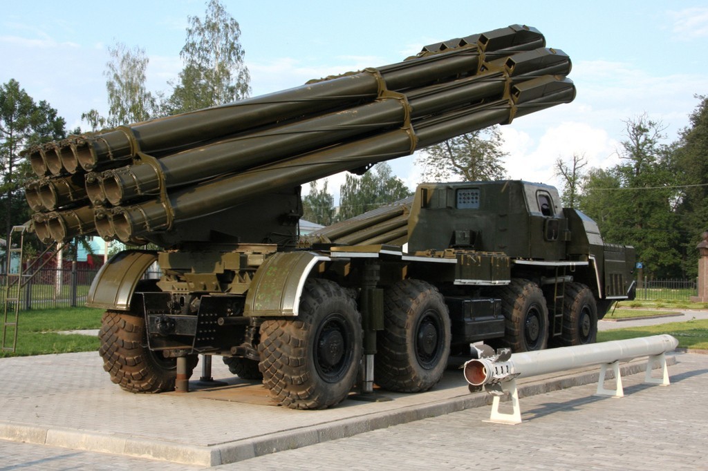 火力残暴俄军bm30龙卷风火箭炮参战发射12枚炮弹仅需38秒