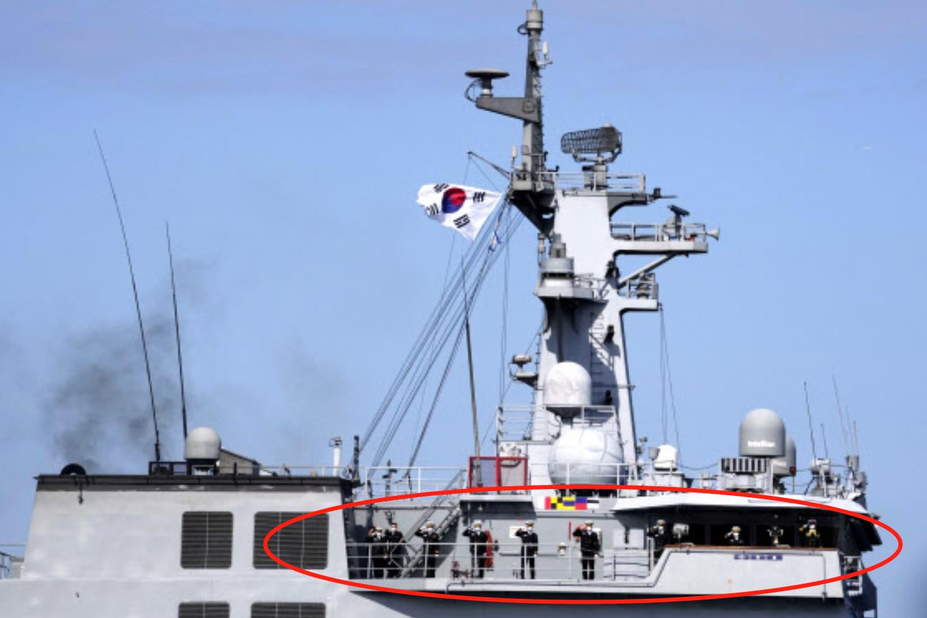 韩国海军官兵在出席日本自卫队阅舰式时,向插有海上自卫队队旗的日方舰艇敬礼。 图自韩媒