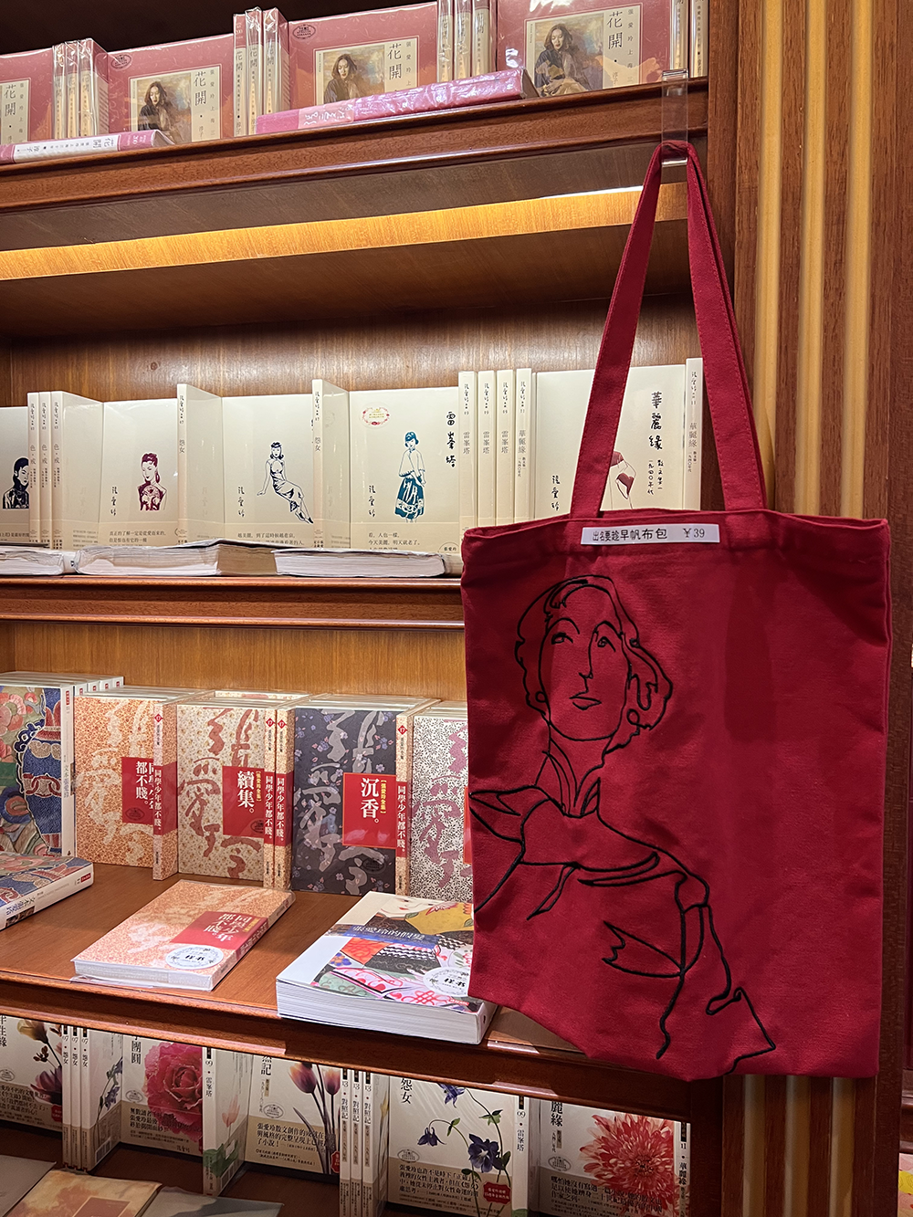 常德公寓底楼有家千彩书坊,看起来是张爱玲主题书店和咖啡馆。