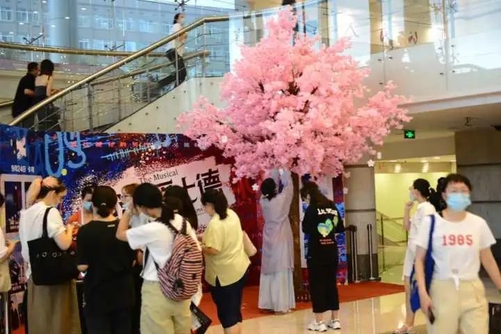 6岁小朋友在音乐会上大声点歌《孤勇者》 开心到模糊!